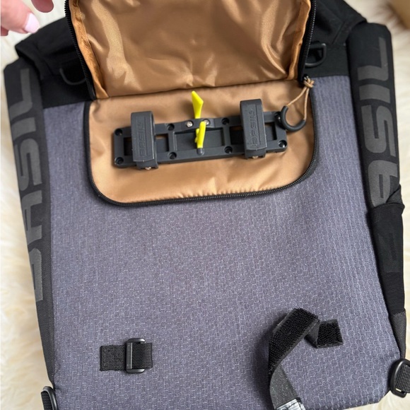 Basil- Miles Convertible Bicycle Bag - Picture 2 of 6